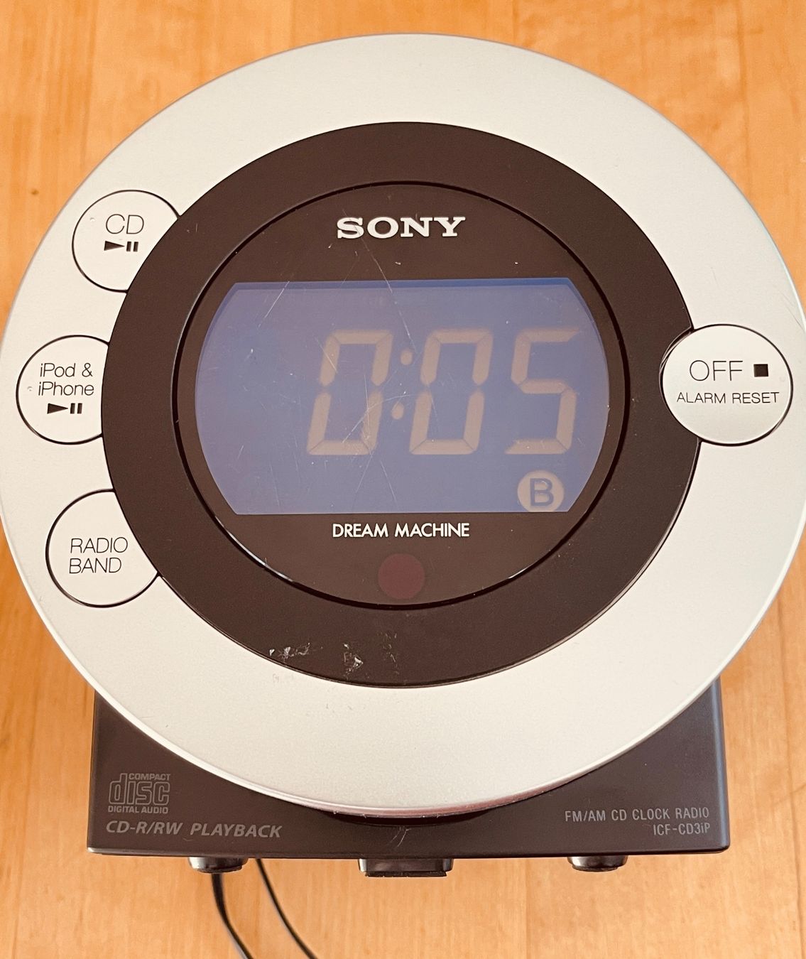 Sony Sveglie: Sony Dream Machine ICF-CD3IP Radiowecker mit CD Player – Usato da Thun venduto da BanjoDan
