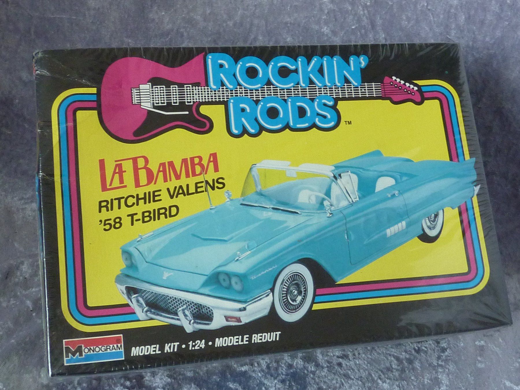 Ford Modellini d'auto: Ritchie Valens 58 T-Bird 1:24 – Nuovo e nell'imballaggio originale da Dürrenäsch venduto da modellautos4you