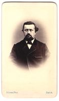 Fotografie D. Lenz, Zürich, Herr im dun