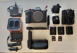 Sony A7R V – Gehäuse mit Hochformatgriff und Zubehör