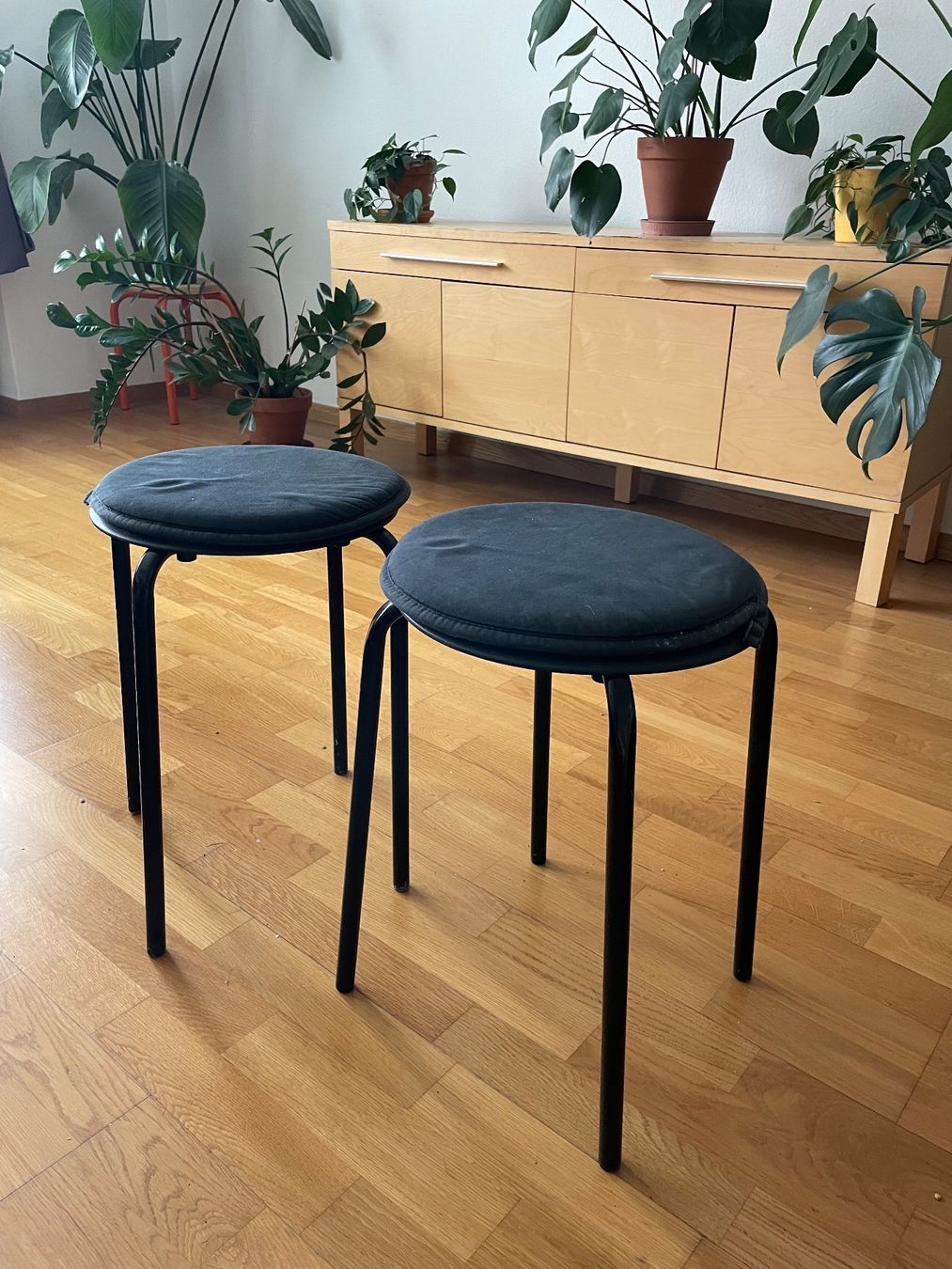 Ikea Hocker: 2 Ikea stools and 2 cushions – Gebraucht aus Zürich von carlaferico