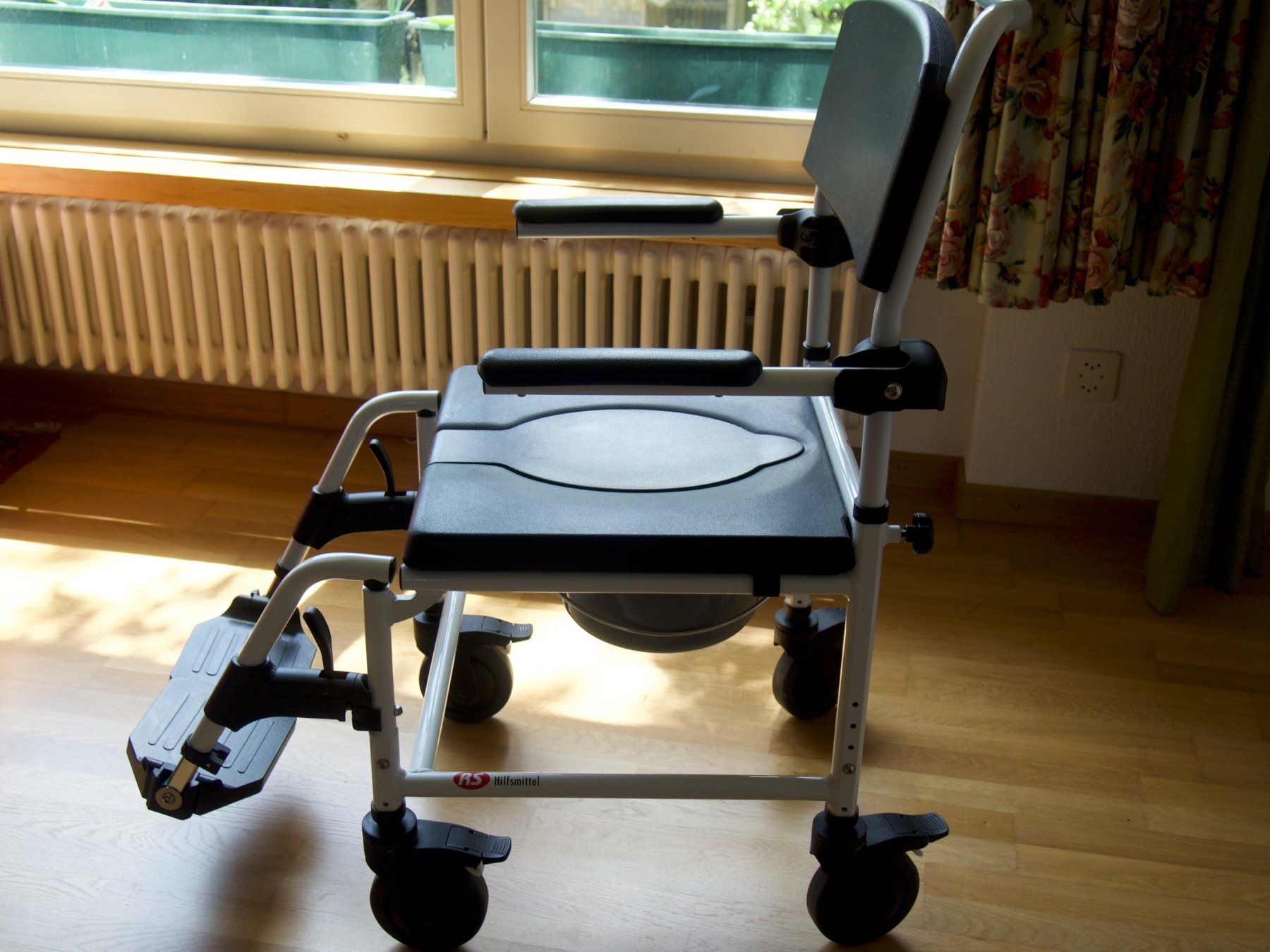 Sedie a rotelle: Dusch- und Toilettenrollstuhl Kakadu – Usato da Opfikon venduto da wbu_97j9 1