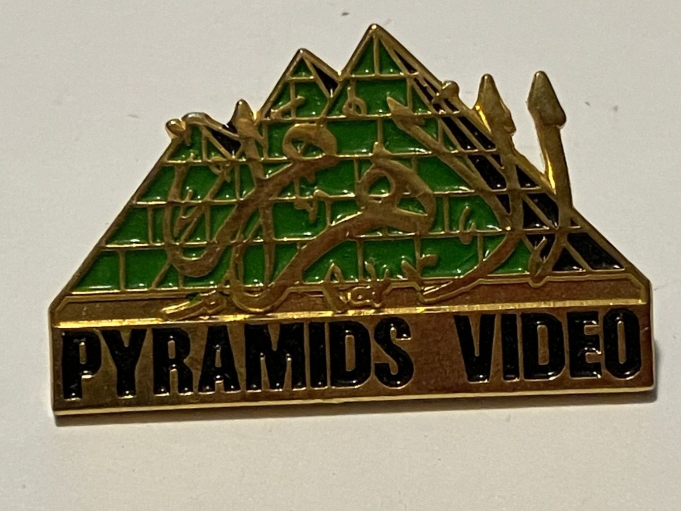 Placchette & Badge: 1 Pin Pyramids Video – Usato da Basel venduto da djwwpp