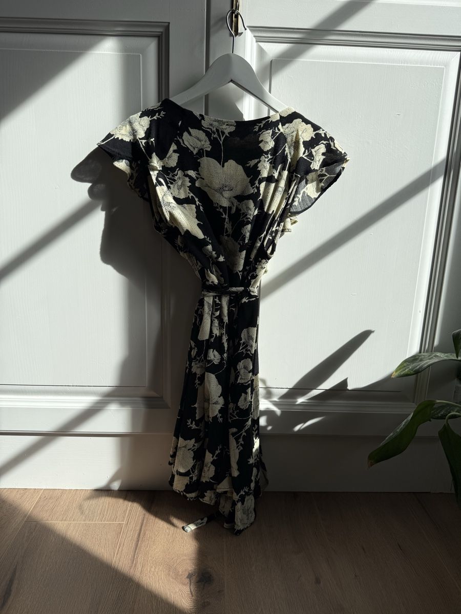 Kleider: Wickelkleid Blumenmuster Gr 36 – Gebraucht aus Kehrsatz von Skoppa 1