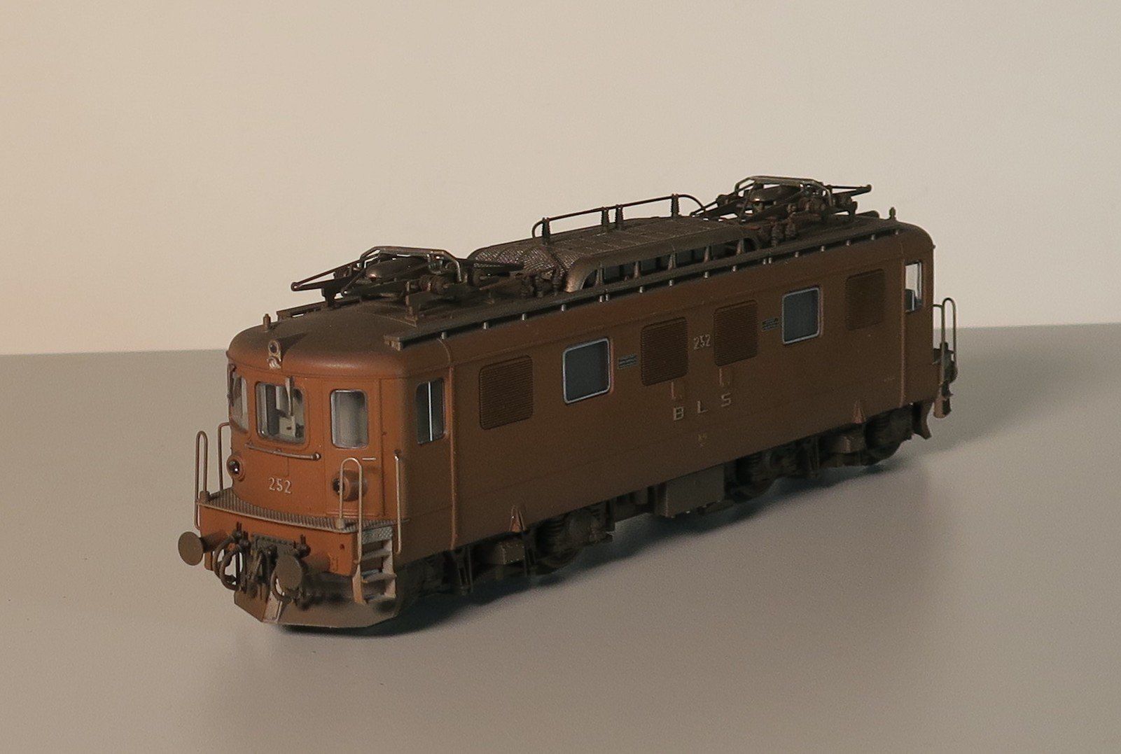 Roco Modelleisenbahnen: Roco 69883 BLS Ae 4/4 252, hellbraun, gealtert, WS – Gebraucht aus Bern von Bantiger2000 1