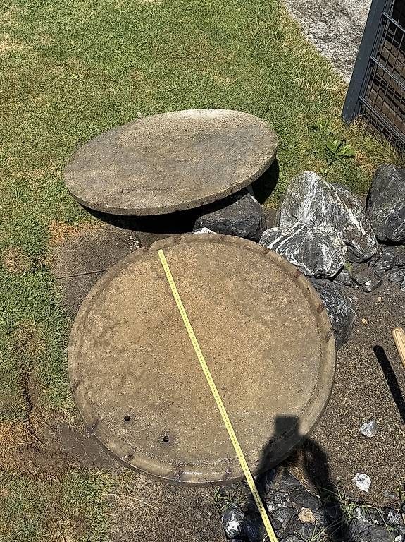 Plateaux: Schachtdeckel Beton 86cm Durchmesser Gratis 2stk – D'occasion à Egnach par Staubius2 2
