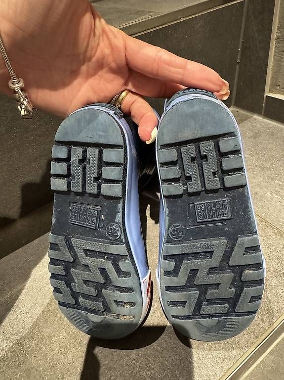 Scarpe per ragazzi: Kinderschuhe Gr. 26 Dino  – Usato da Berikon venduto da Naepli20 2