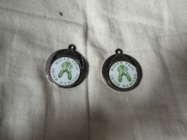 2 gleiche silberne Medaillen