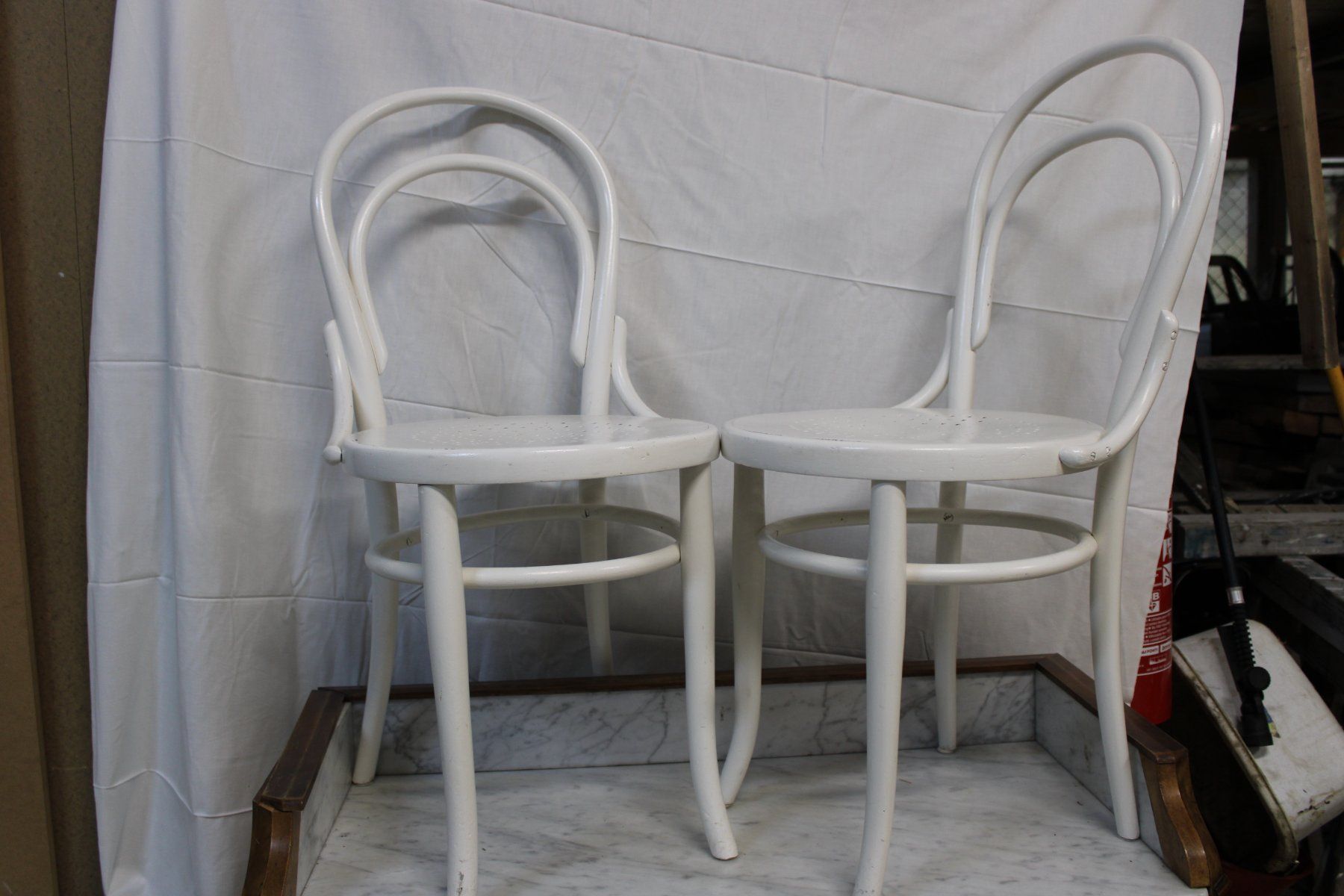 Sedie: 2 chaises bistrot blanches en bon état – Usato da Colombier NE venduto da jeventph 1