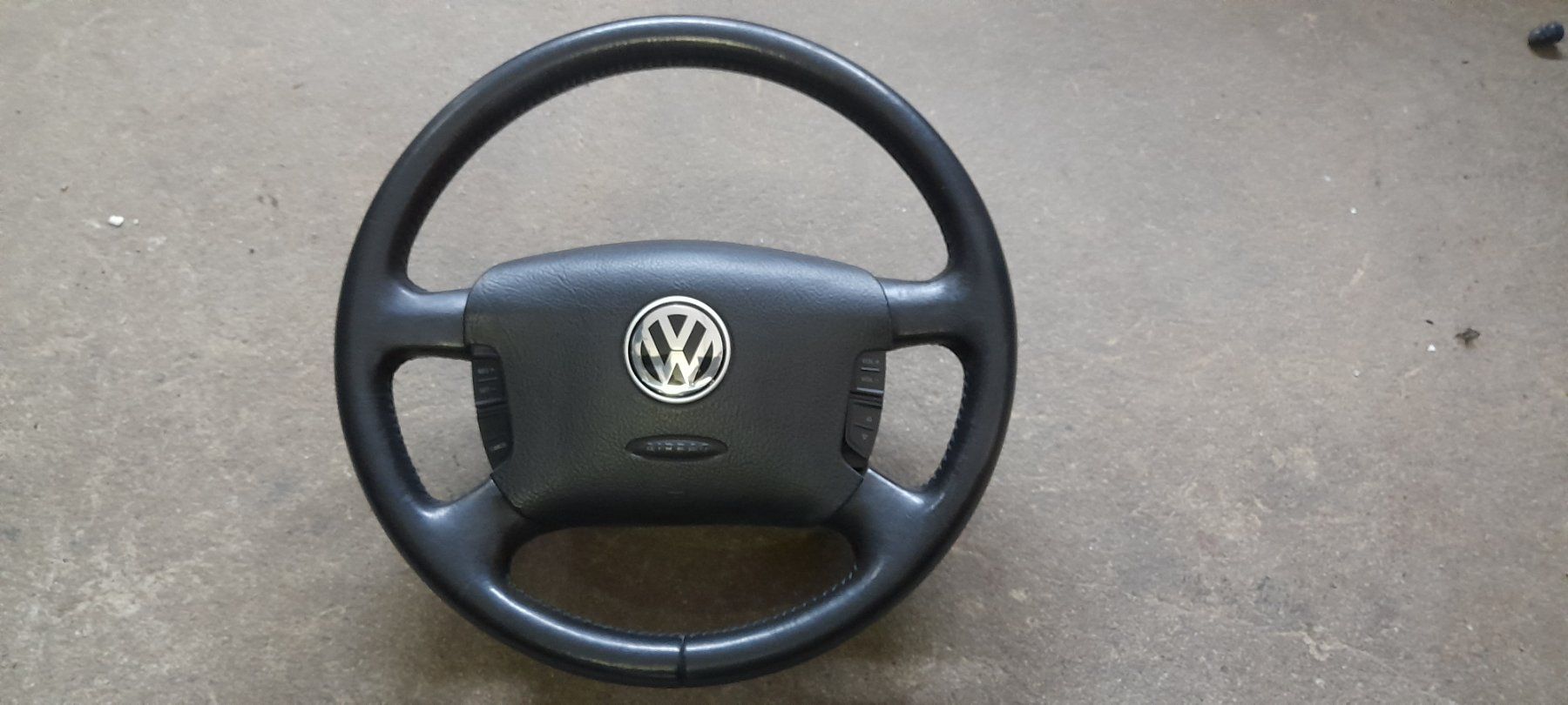 Tutti pezzi di ricambio auto: Lenkrad VW Bora – Usato da Cham venduto da vento9