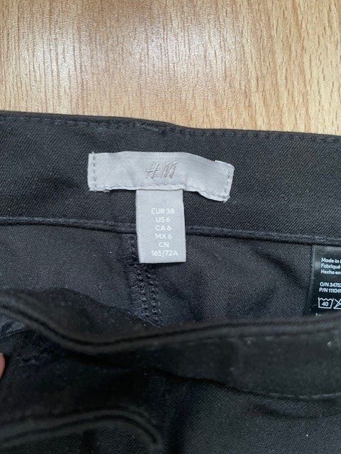 H&M Jeans: Schwarze H&M Jeans Gr 38 neu – Nuovo (secondo la descrizione) da Zürich venduto da Pony74 2