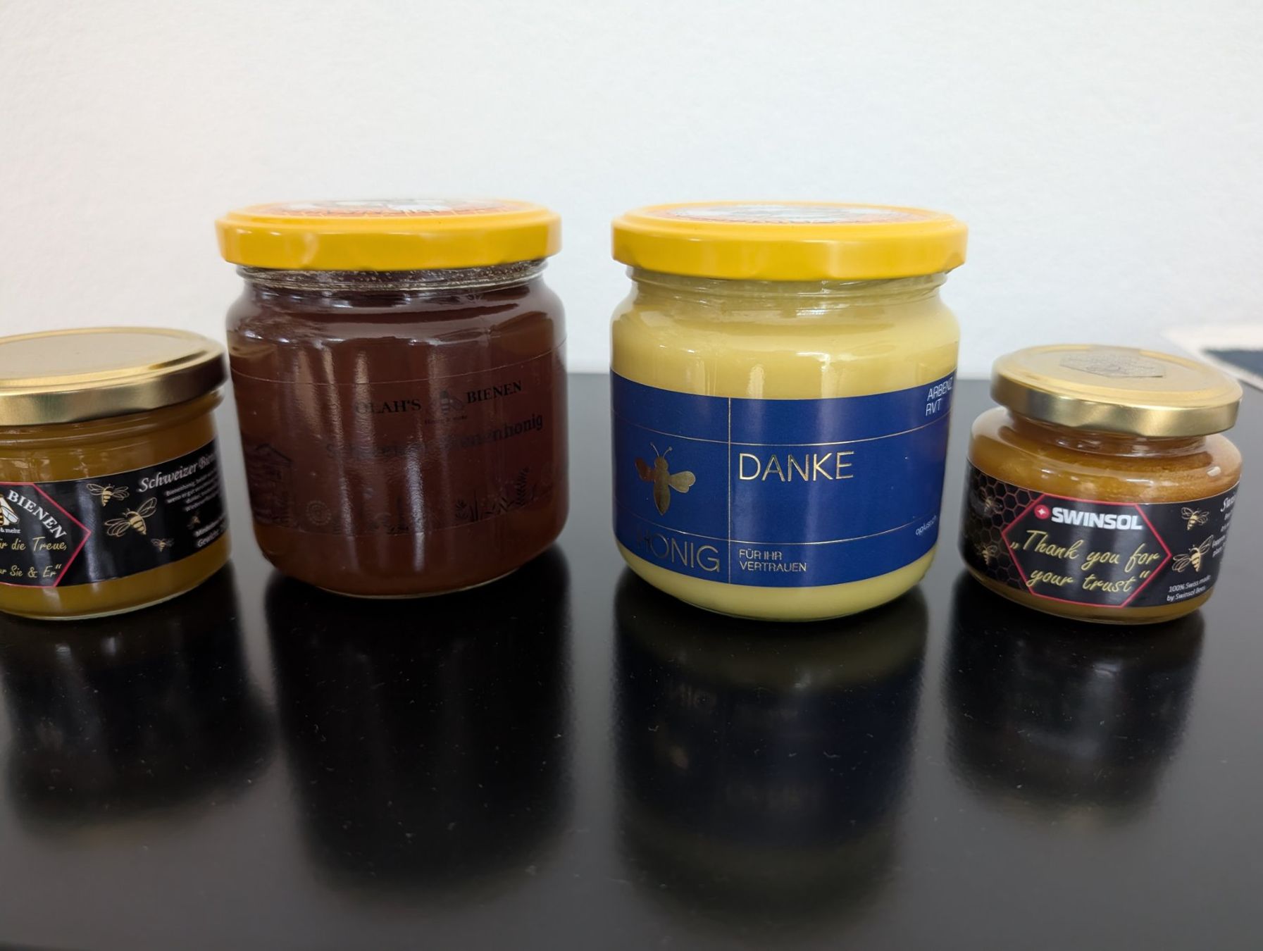 Aliments & Spécialités: Kundengeschenk: Schweizer Honig mit eigenem Etikett – Neuf avec emballage d'origine à Marbach SG par olahlaszlo