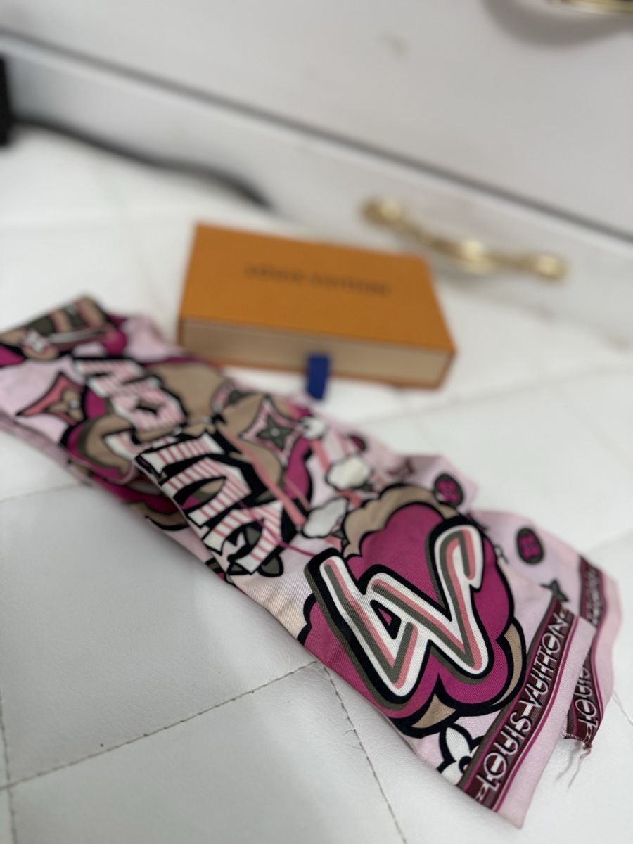 Louis Vuitton Foulards, Tücher & Schals: Louis Vuitton Graffiti Bandeau Pink / Monogramm – Gebraucht aus Hagenbuch ZH von PascalSahli