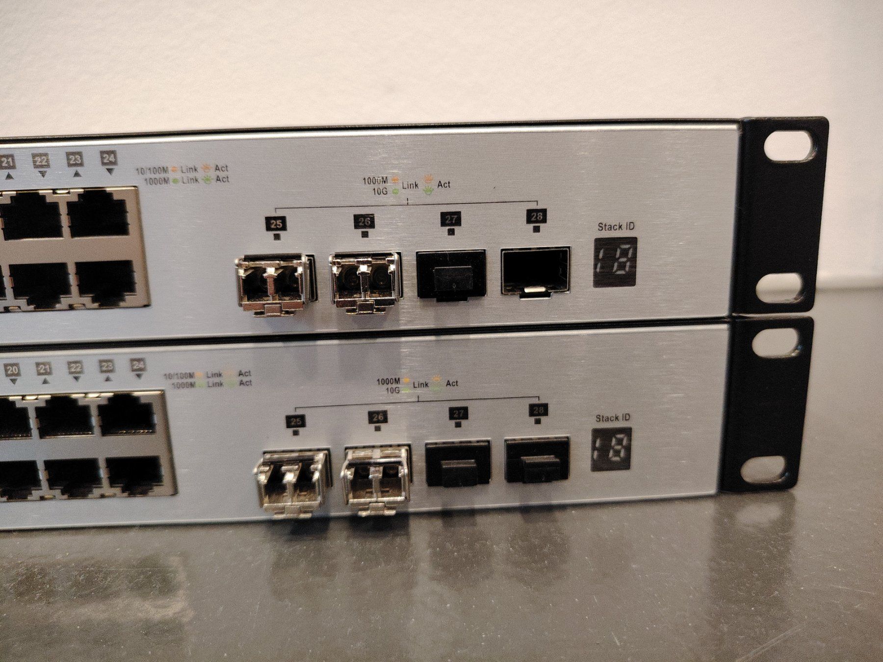 Dlink Hub & Switch: D-Link DGS-1510-28X Smart Managed Gigabit Stack Switch – Usato da Hindelbank venduto da ITC-Bern 1