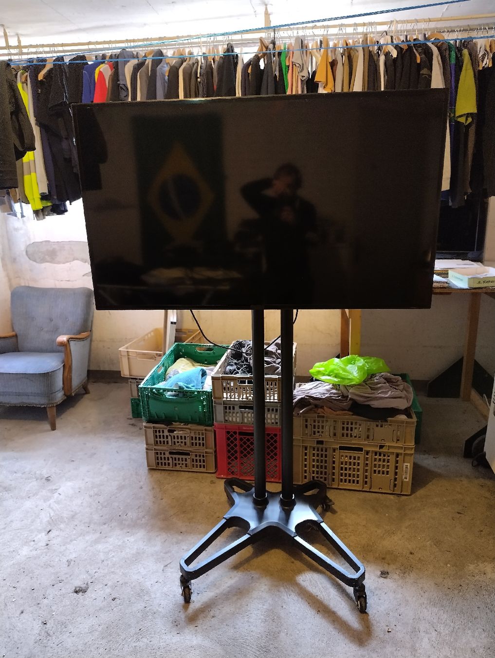 Samsung Monitore: Samsung ME55C 55 Zoll Bildschirm mit Rollständer – Gebraucht aus Neunkirch von StadtOaseGmbH