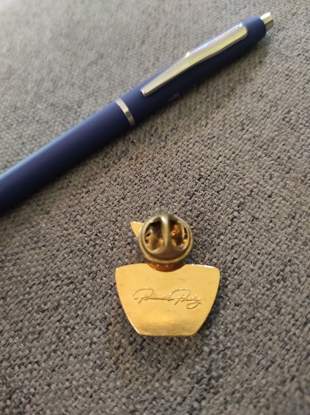 Placchette & Badge: Pin Priscilla Presley Experiences – Nuovo (secondo la descrizione) da Glattfelden venduto da SilverSnow 1