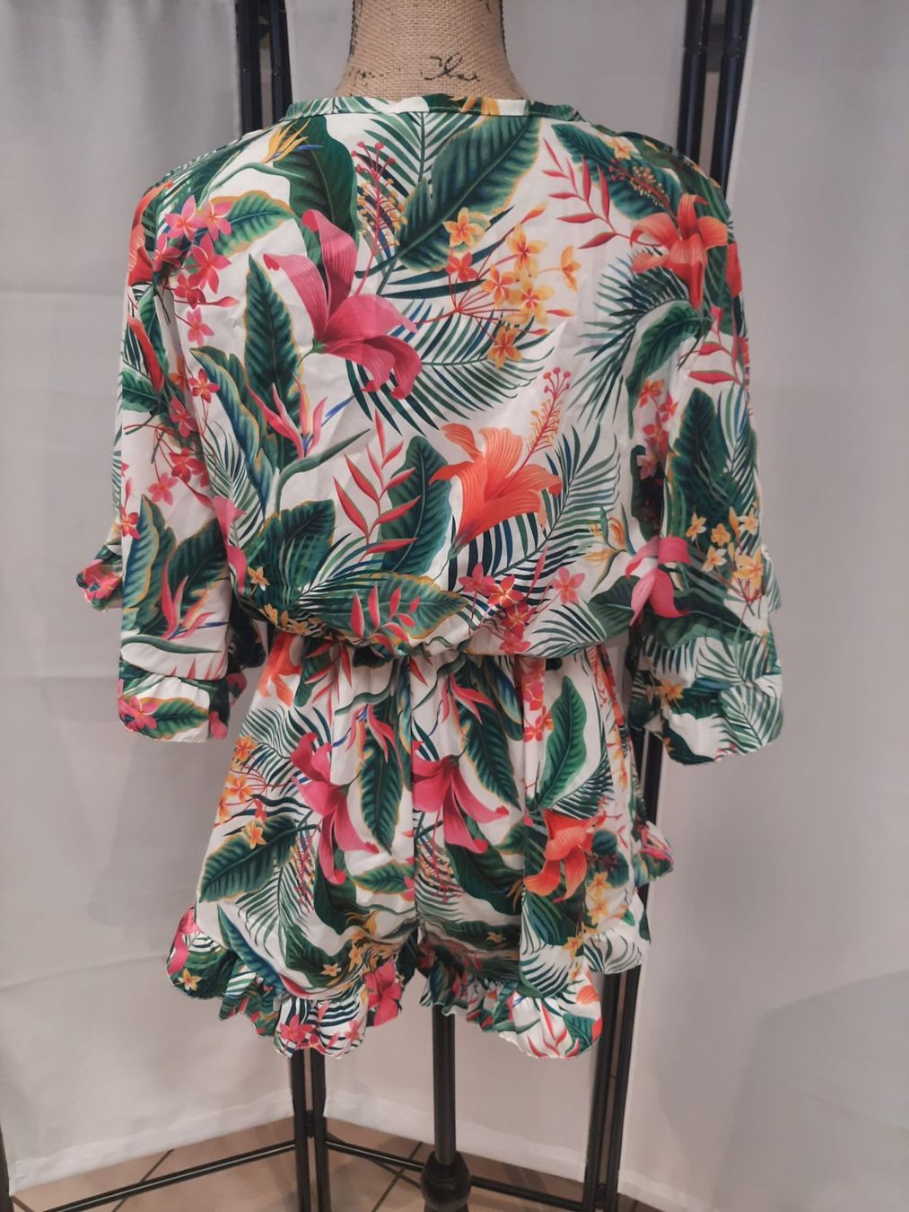 Tute: Jumpsuit Blumenmuster Grösse M neu mit Etikett – Usato da Emmetten venduto da SecondhandSiska 1