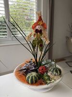 Herbstliche Pflanzendekoration mit Vogelscheuche & Kürbissen