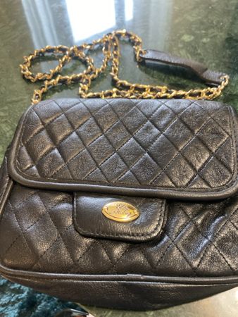 Besace en cuir noir vintage, parfait pour l'été!