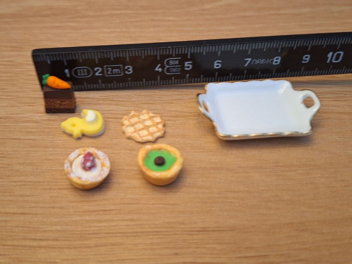 Case e mobili per bambole: Handmade Desserts auf Keramik Tablett – Nuovo (secondo la descrizione) da Zürich venduto da HandmadeTinyFood 1