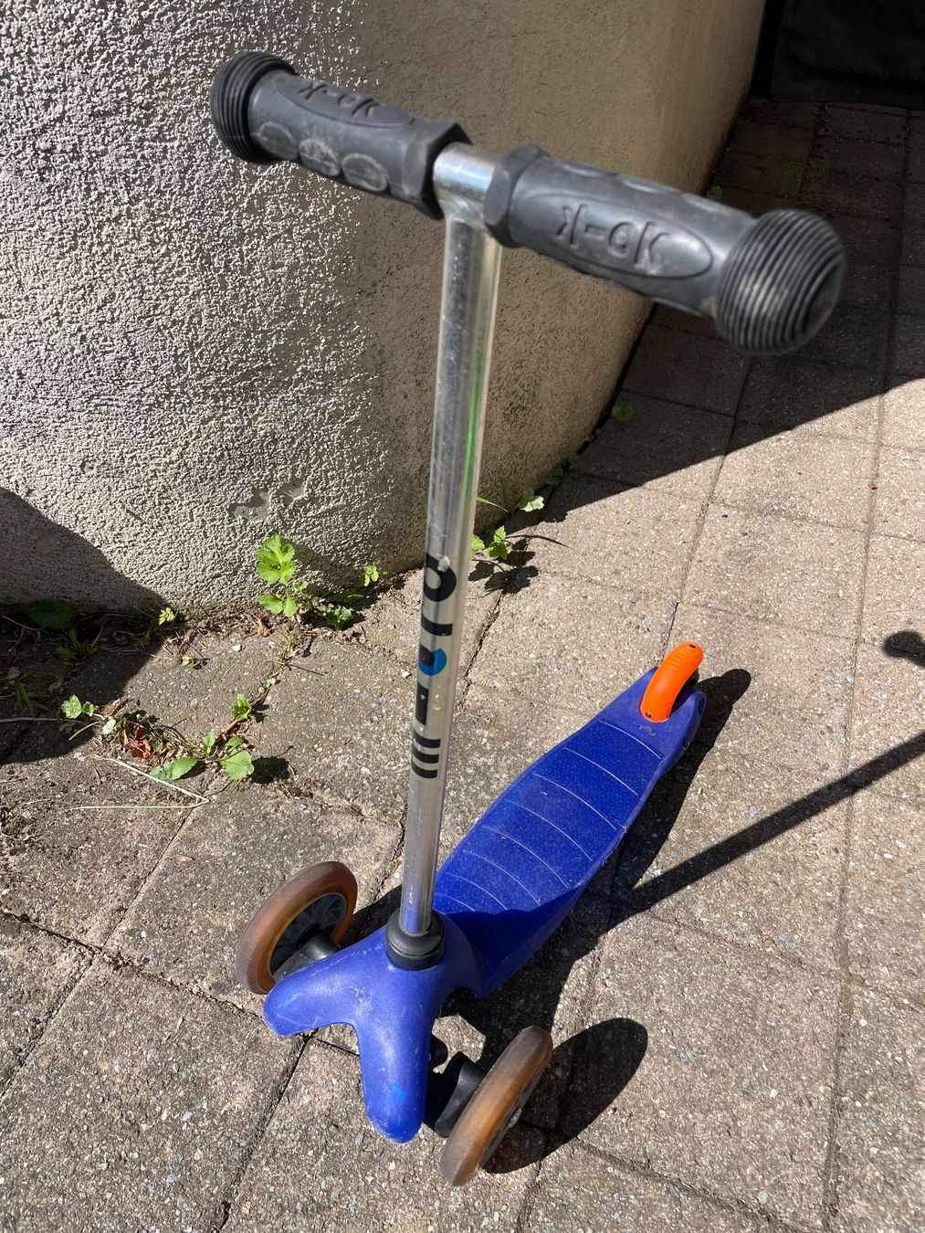 Micro Fahrzeuge für Kinder: Trottinette Mini Micro 3 roues bleu – Gebraucht aus Longirod von vin_hn9m