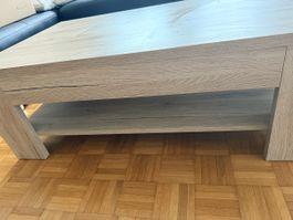Couchtisch mit Schublade — helles Holz, gut erhalten.