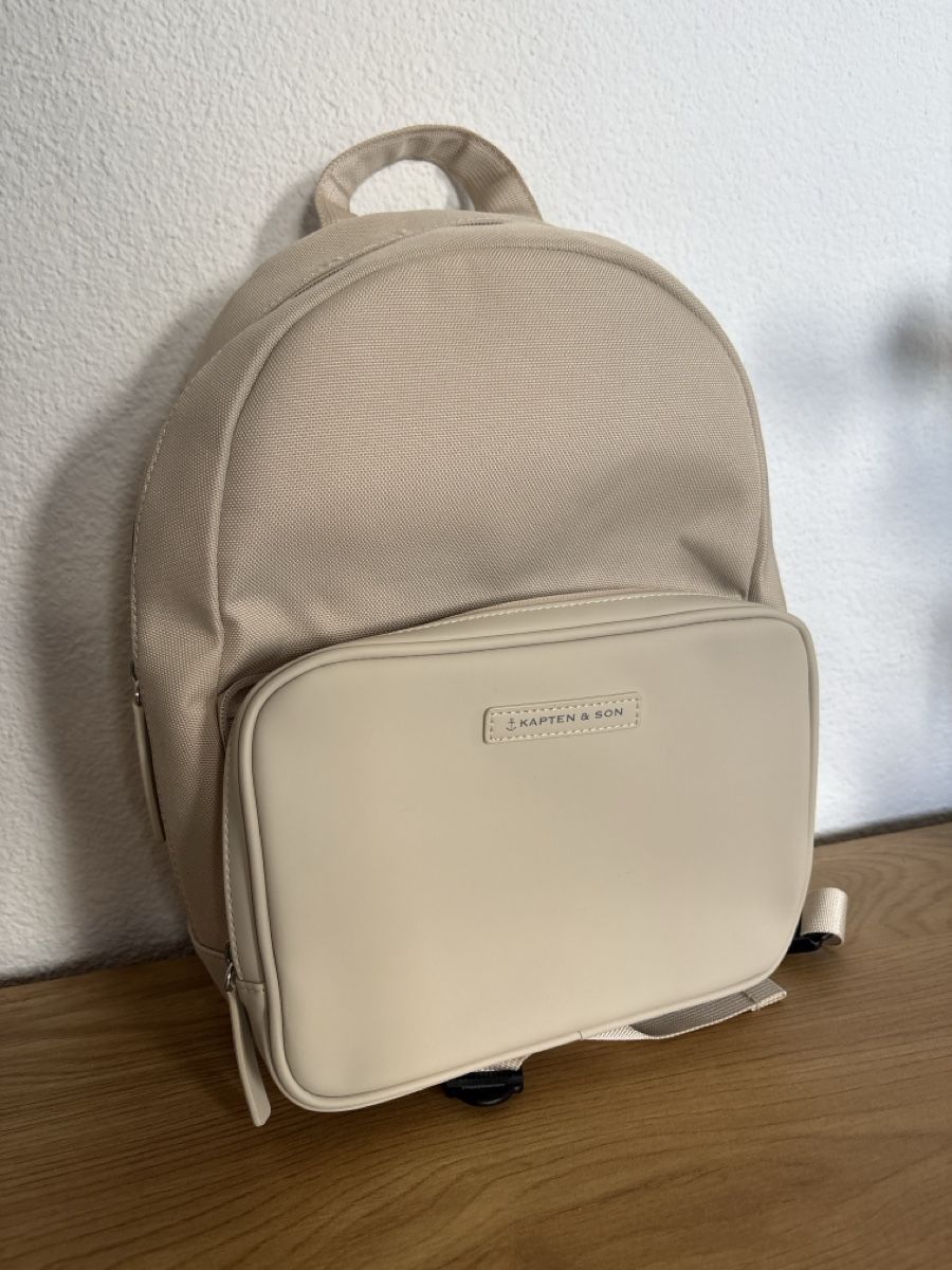 Kapten & Son Zaini: Kapten & Son Rucksack Vardo Small Sandstone – Nuovo (secondo la descrizione) da Uster venduto da hannahmnch