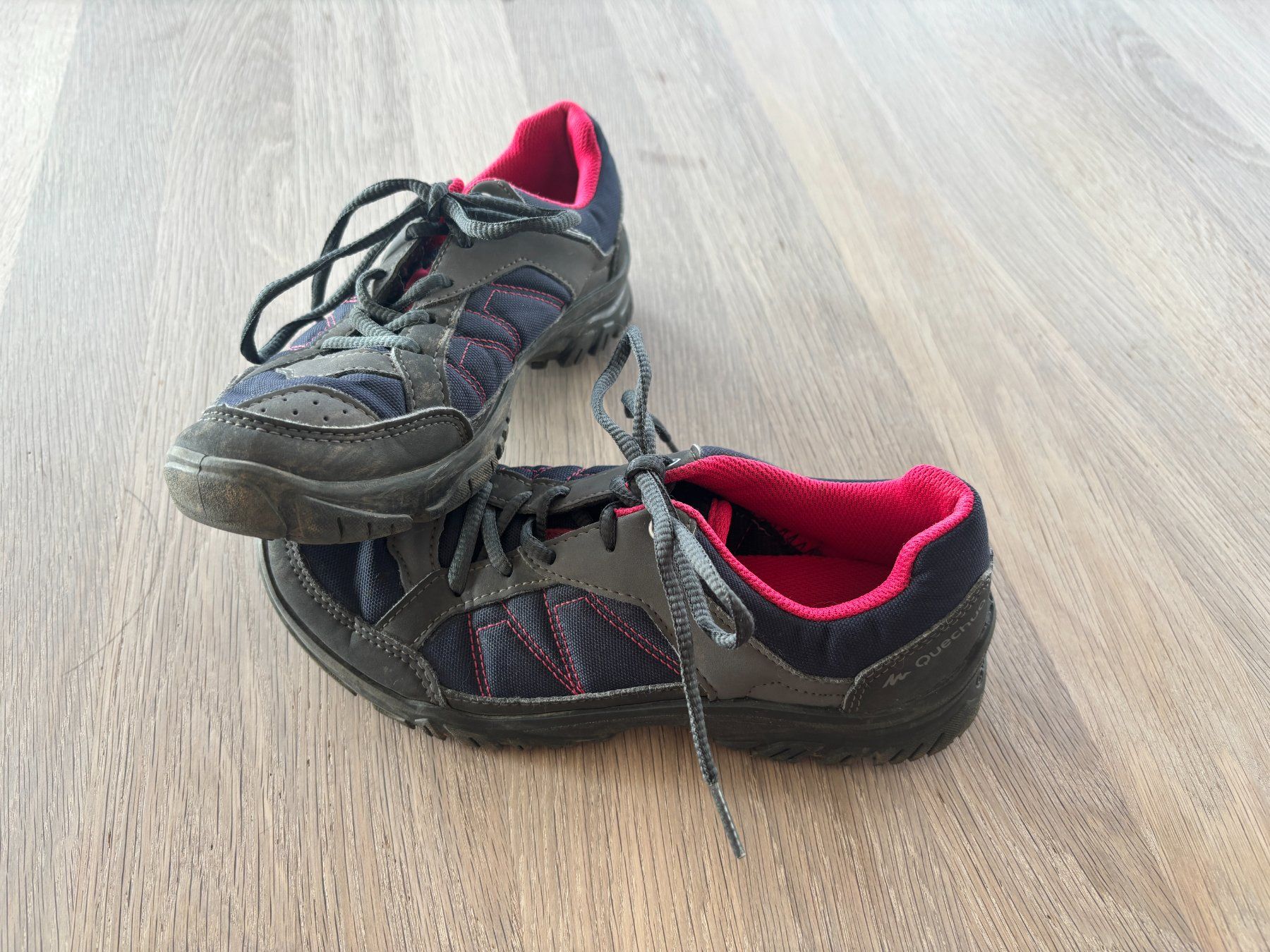 Decathlon Scarpe per ragazze: Paire de chaussures de marche p. 36 Quechua – Usato da Pully venduto da Fictikalli