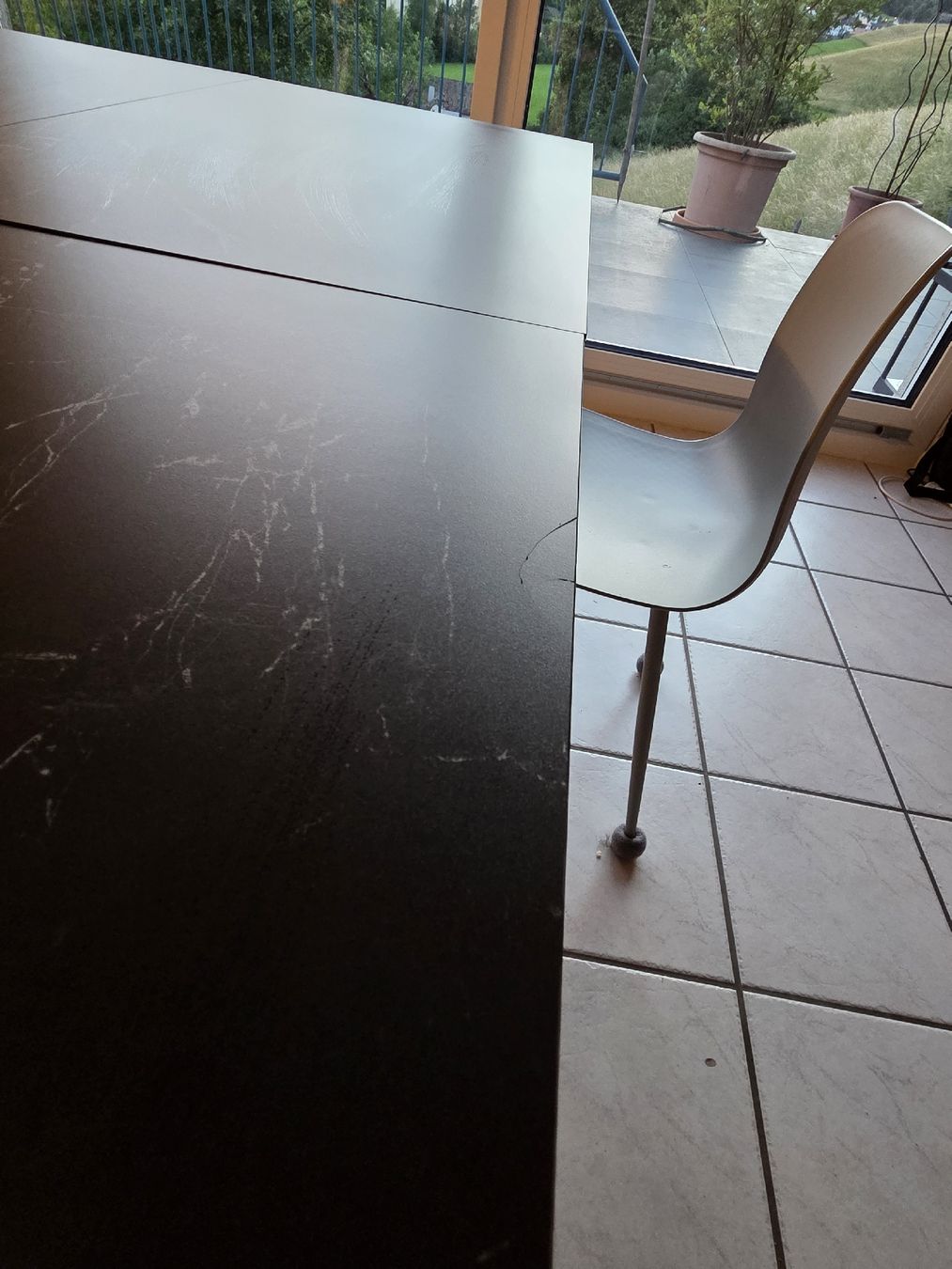 Pfister Tavoli: Table extensible plateau céramique noir aspect marbre  – Usato da Moutier venduto da Seb366 2