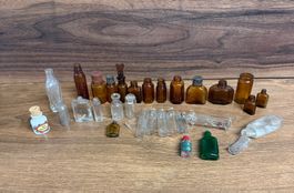 Diverse Sammlung antiker Glasfläschchen, Vintage Style