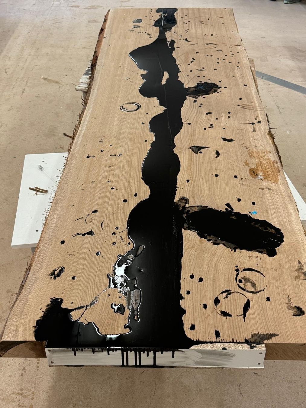 Piatti di portata: Massive Eichentischplatte mit Epoxidharz – Nuovo (secondo la descrizione) da Wittenbach venduto da goldingerag 5