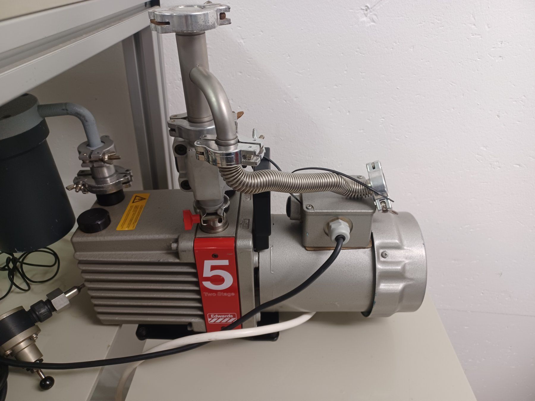 Accessori da laboratorio: Gebrauchte Labor-Servicestation mit Edwards Hochvakuumpumpe – Usato da Niederdorf venduto da LeptonAG_Labor 5