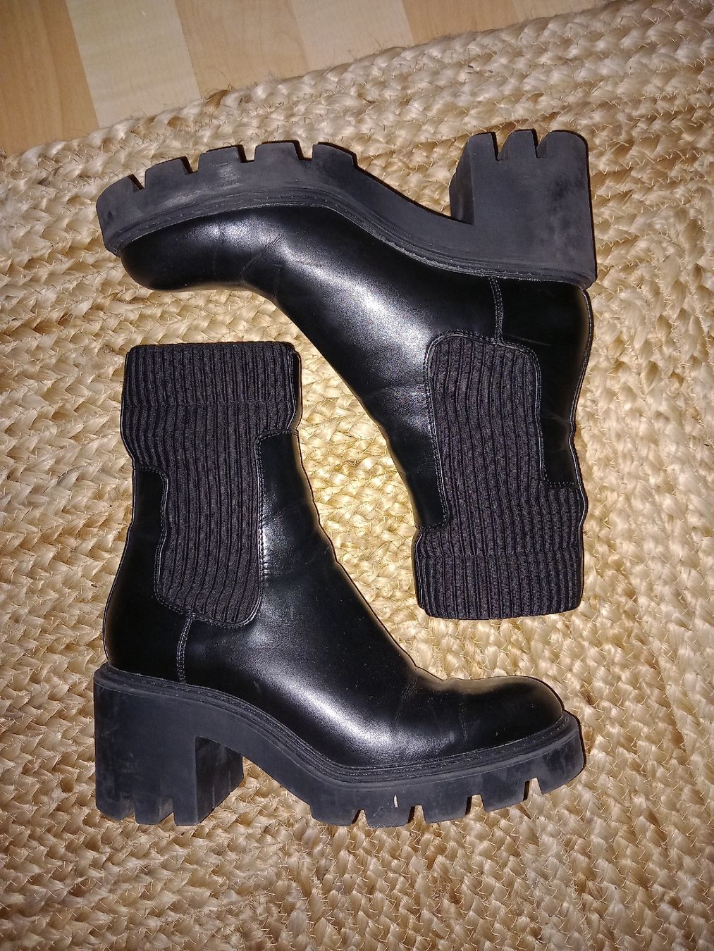 Zara Damenschuhe: Tolle ZARA Boots, 37, schwarz – Gebraucht aus Wanzwil von lonelybeachhouse