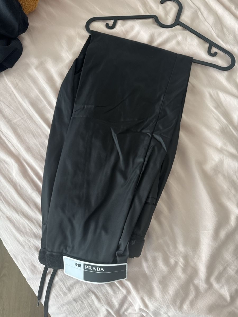 Prada Pantaloni: Prada Nylon Pants black SS18 size M perfect condition – Nuovo (secondo la descrizione) da Baar venduto da joe1oo1 2