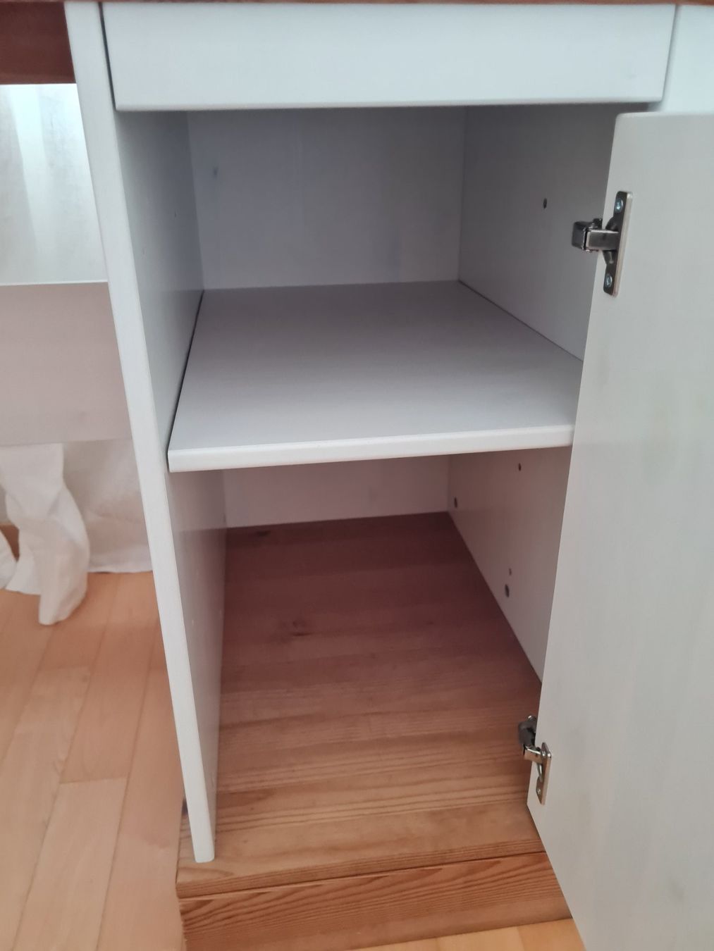 Bureaux: Weisser Holzschreibtisch – D'occasion à Udligenswil par bar_g9jd 3