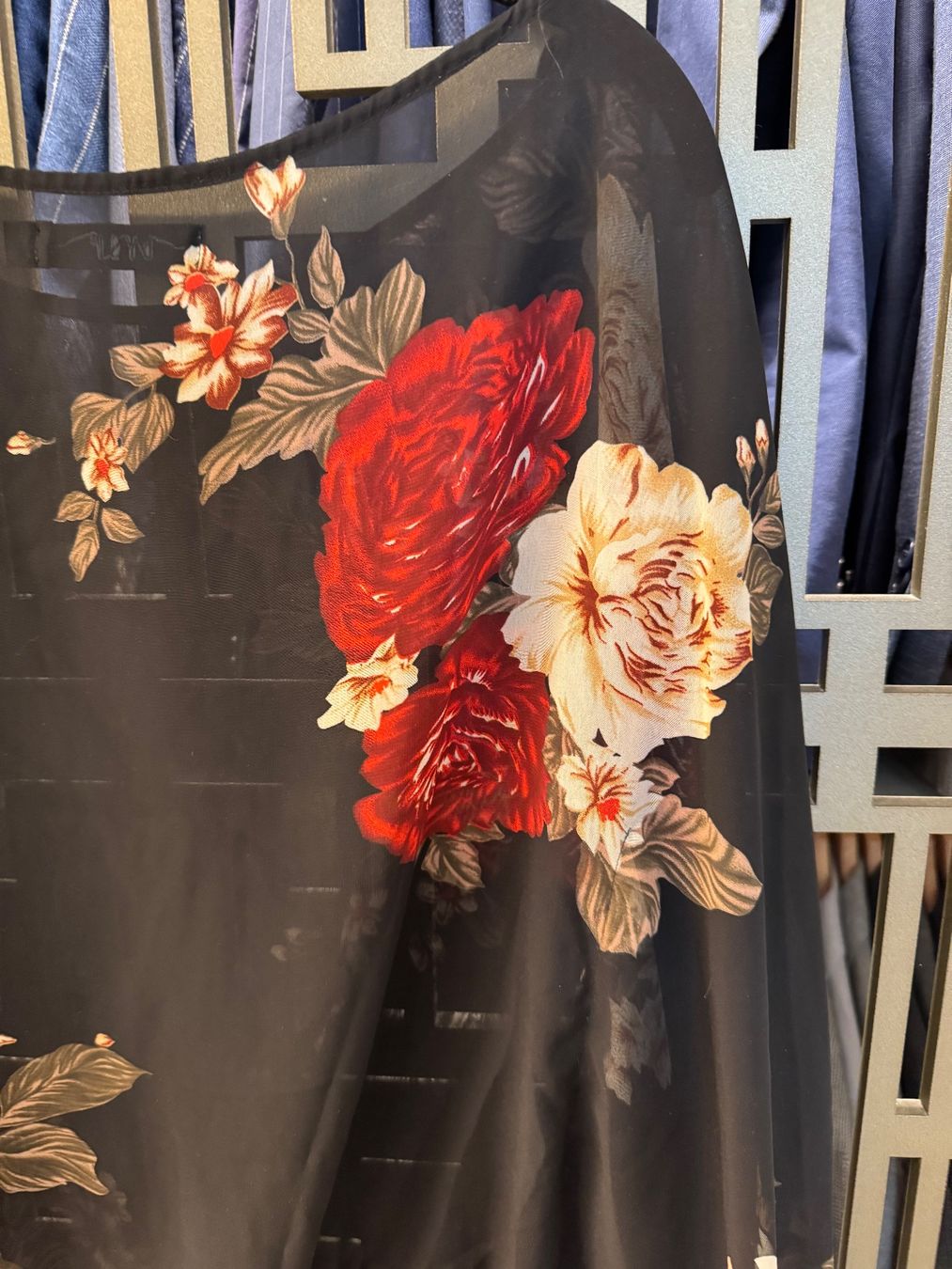 Tuniche: Tunika mit Blumenmotiv – Usato da Kilchberg ZH venduto da dongxi