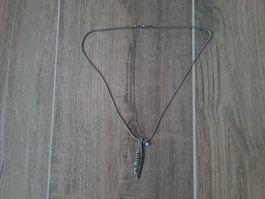 Silberne Kette (Modeschmuck) mit Federanhänger