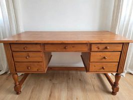 Bureau en bois massif avec sept tiroirs, état occasion