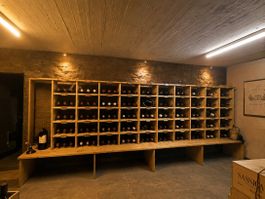 Massives Weinregal aus Holz – Modulregal für Weinflasche