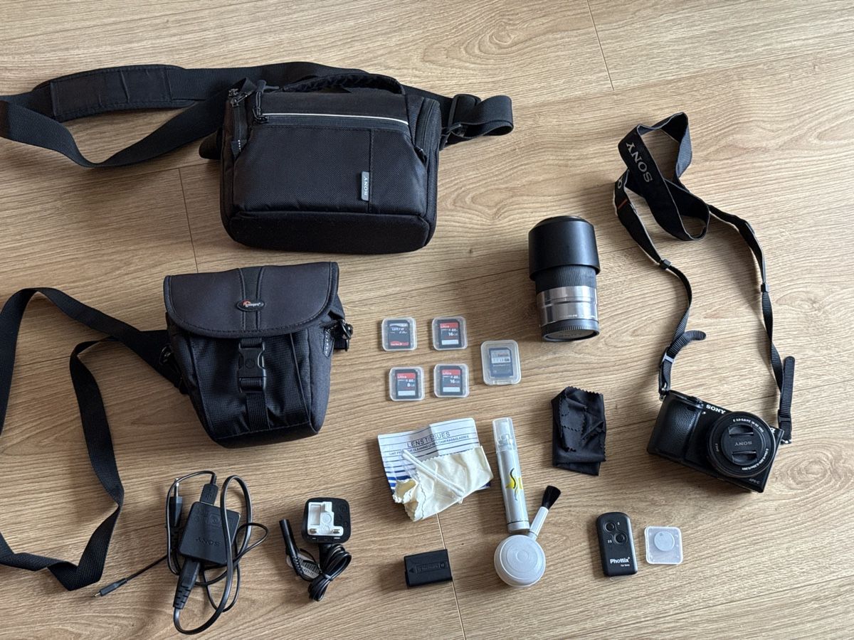 Sony Kamera: Sony Alpha 6000 Kit mit viel Zubehör, 2 Objektiven – Gebraucht aus Zürich von HanBel