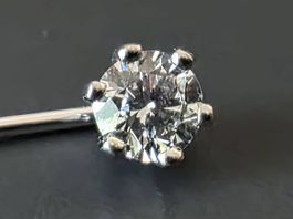 Reiner klarer edler Diamant ca. 0.9 Carat. Diamantnadel