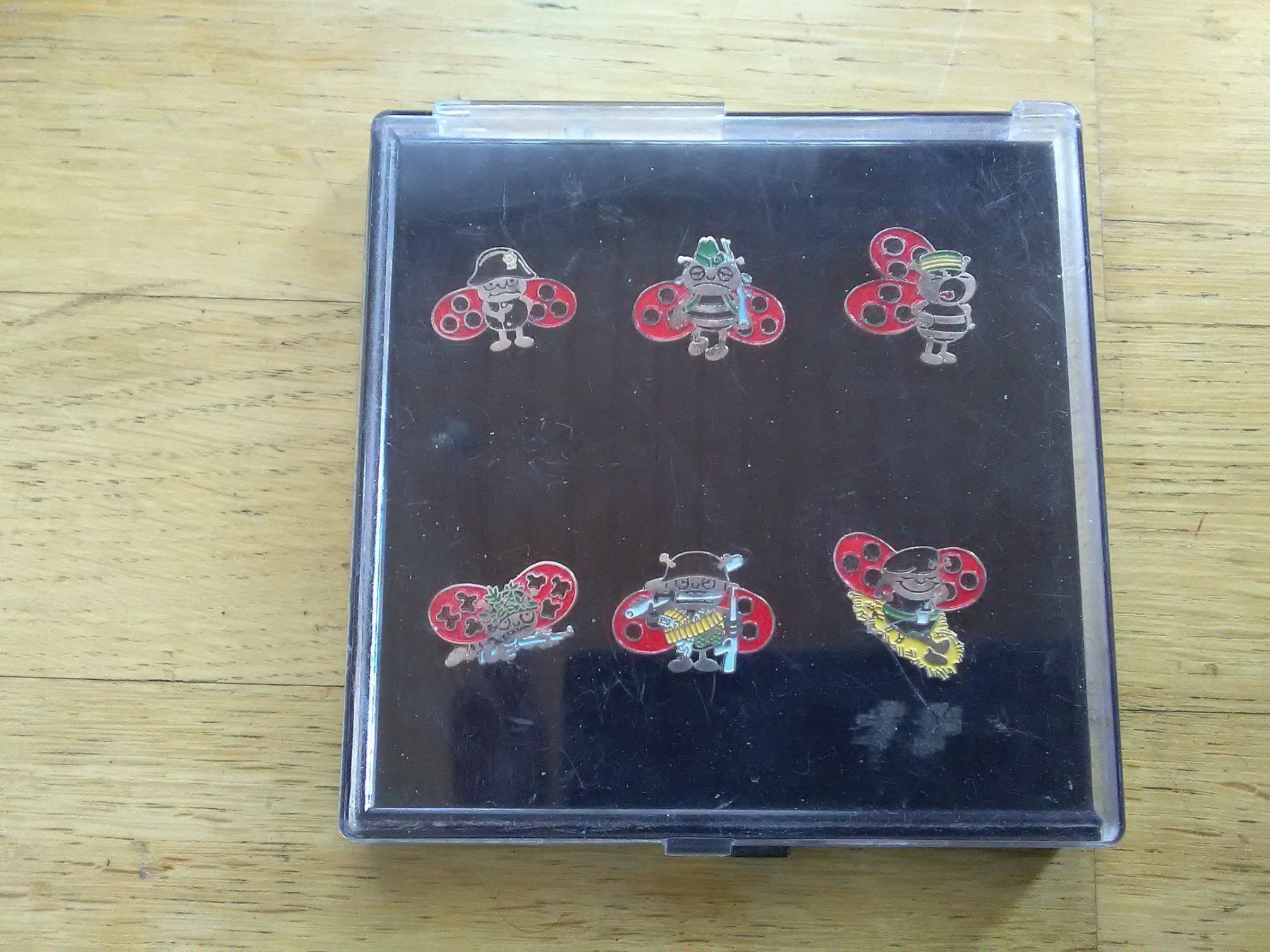 Plaketten & Abzeichen: 6er Set (Glückskäferli's) Pins im Case – Gebraucht aus St.Galllen von elkaphone