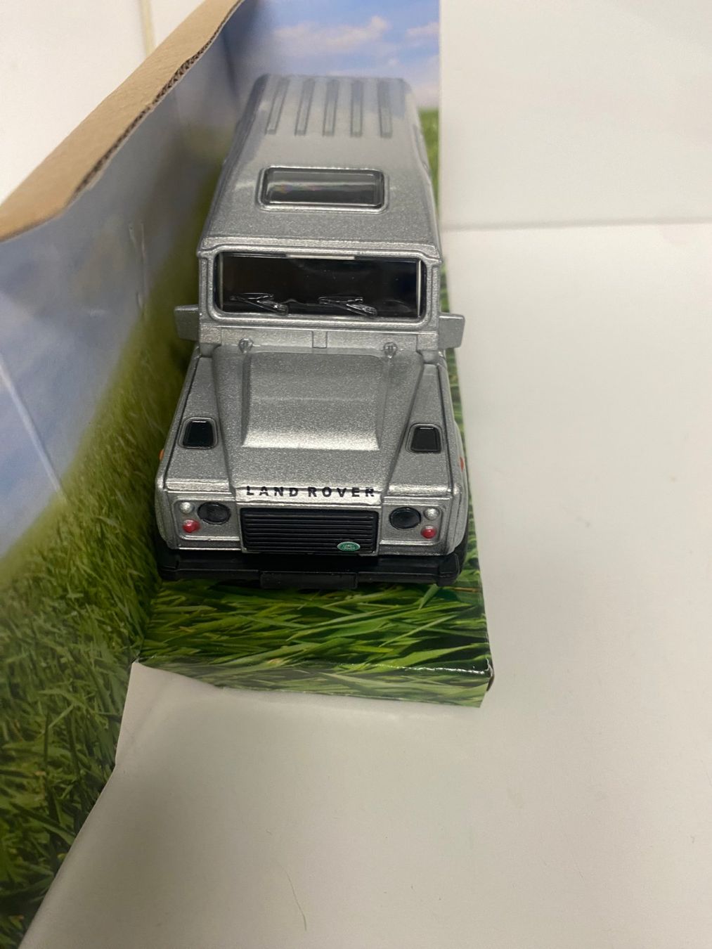 Land Rover Modellini d'auto: Land Rover Defender 1-31 OVP silber 151 – Nuovo (secondo la descrizione) da Kerzers venduto da tisyayasuBE 7