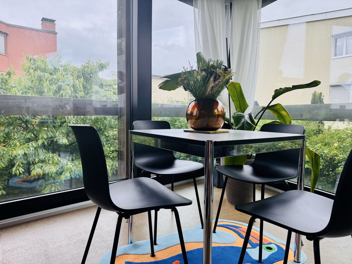 Set di tavolo e panche: Stylish USM Haller Dining Table with Four Vitra Chairs – Usato da Basel venduto da ayn_8z2s