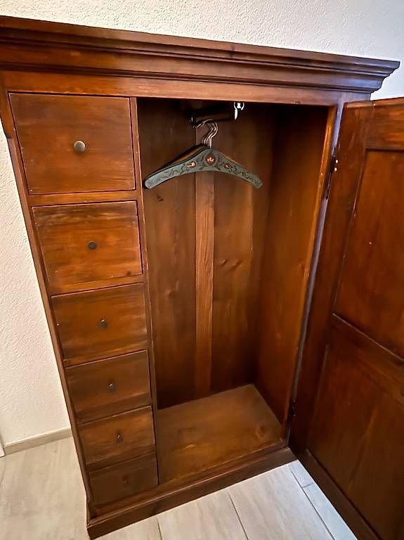 Armoires: Holzschrank Garderobe mit Schubladen – D'occasion à Jona par Nimbe 1
