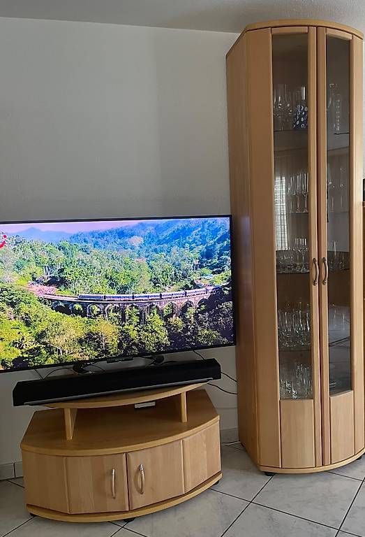 Vitrinen: Glasvitrine und Fernsehmöbel – Gebraucht aus Schwarzenbach SG von hei_5gvr