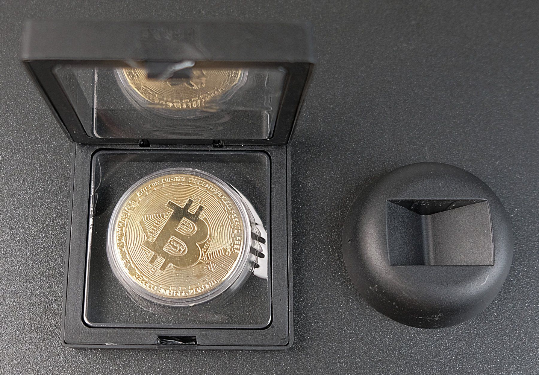 Tutti le monete: Schwebende Bitcoin Münze mit Vitrine und Box – Usato da Volketswil venduto da brockipfannenstil 4
