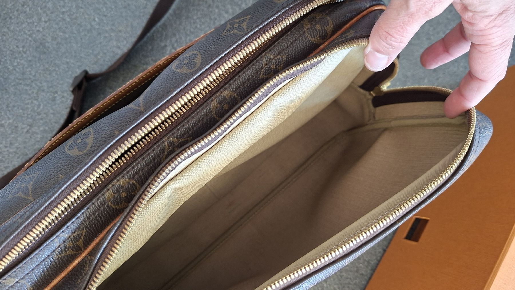 Louis Vuitton Taschen: Vintage Louis Vuitton Porter – Gebraucht aus Hünenberg von 1902 4