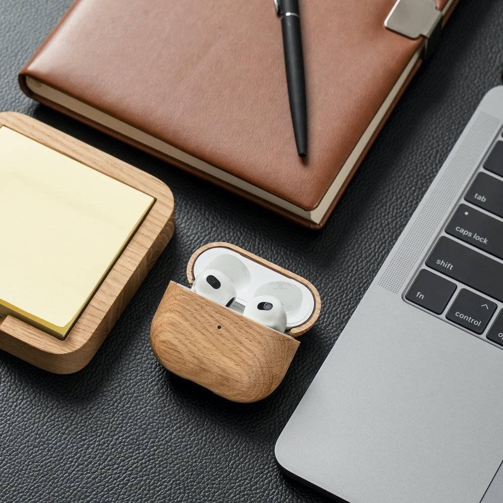 Apple Cover & Protezioni schermo: AirPods 3 Case aus Eiche von Oakywood – Nuovo e nell'imballaggio originale da Meilen venduto da kleisi01 5