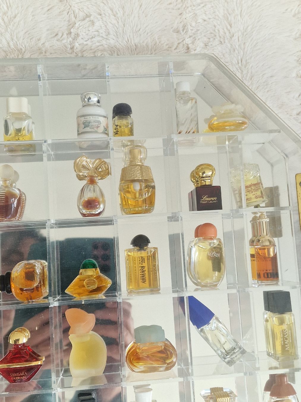 Profumi & Eau de Toilette: vitrine miroir avec porte plexiglas avec parfum – Usato da versoix venduto da 928 4